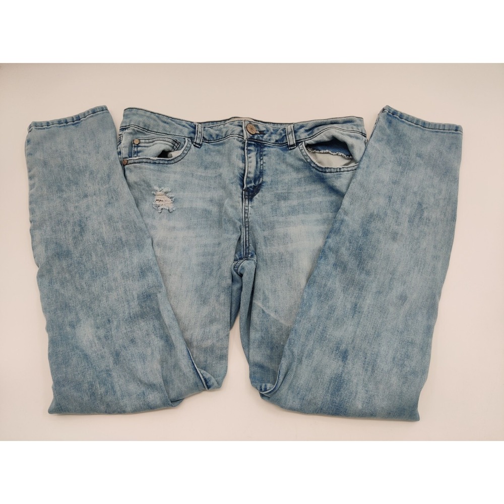 Refuge Women's Size 12 Light Wash Distressed Denim Jeans